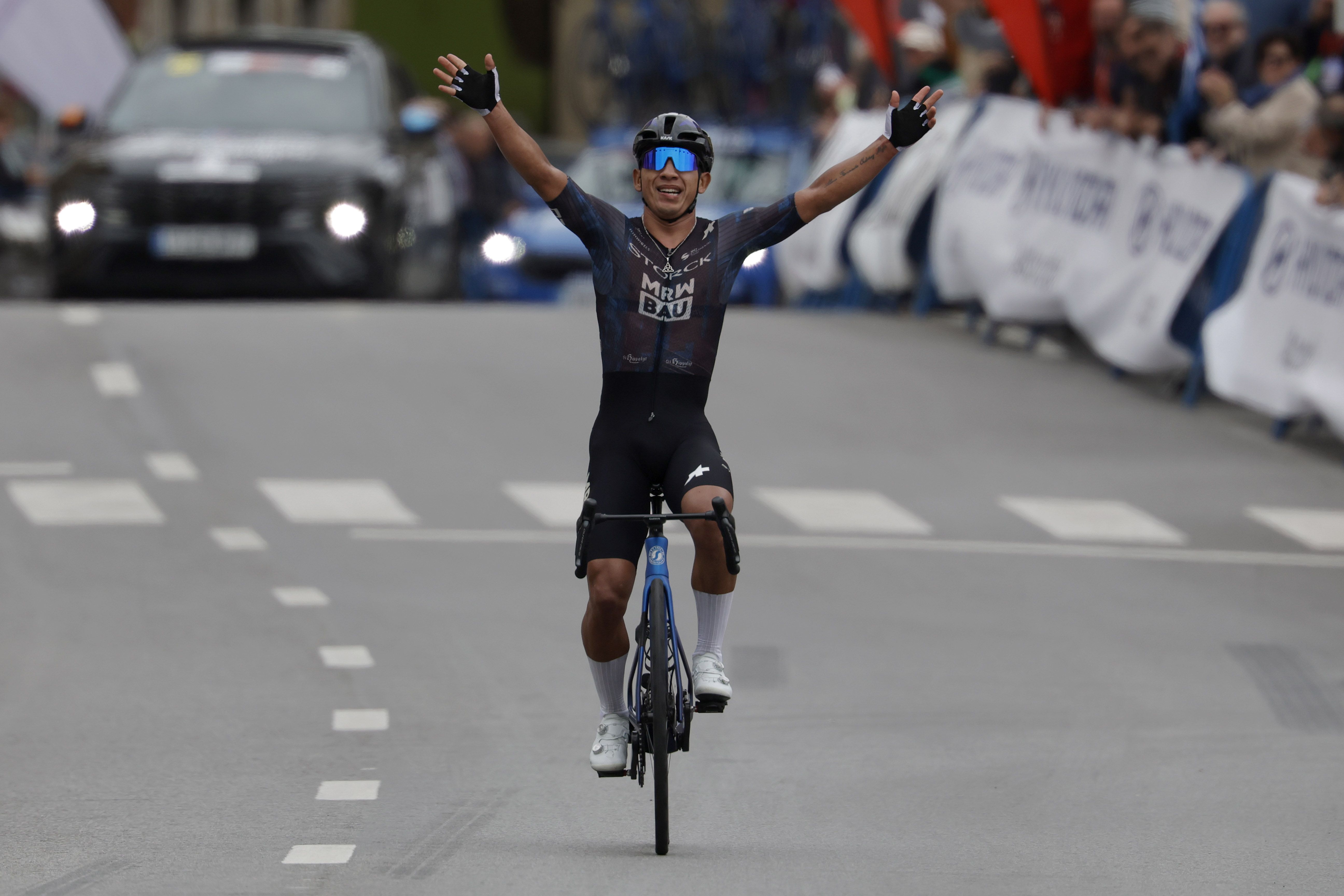 Edgar Cadena levanta los brazos en Vegadeo; Nairo Quitana mantiene el lidetato