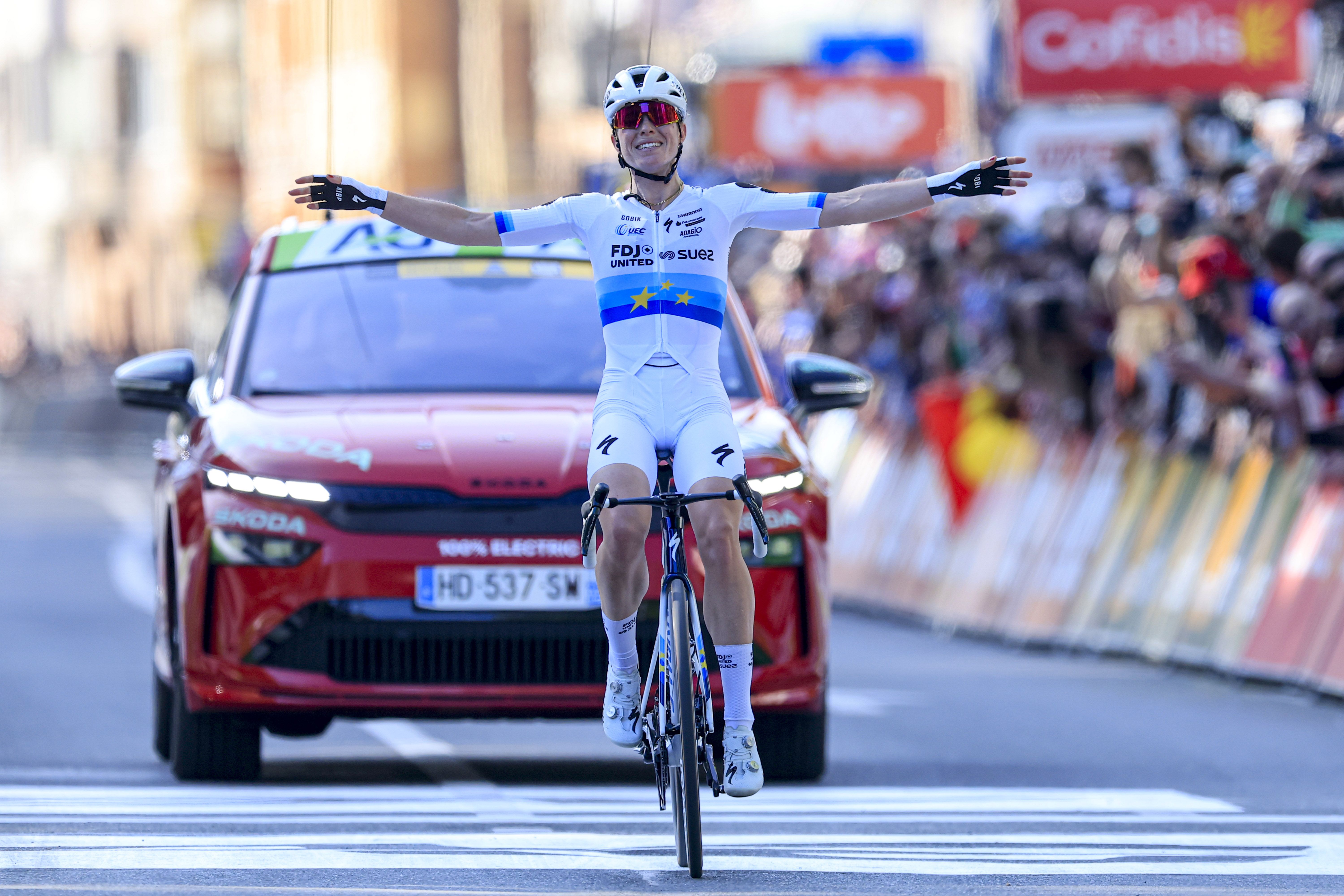 Demi Vollering suma y sigue: gana con superioridad su tercera Lieja - Bastoña - Lieja 