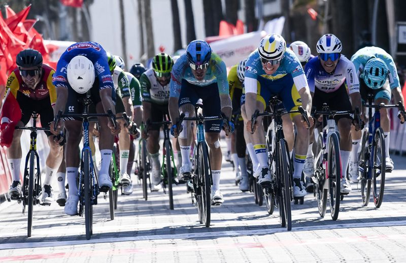 Así de igualado estuvo el final entre Tom Crabbe (der) y Sente Sentjens (izda)
