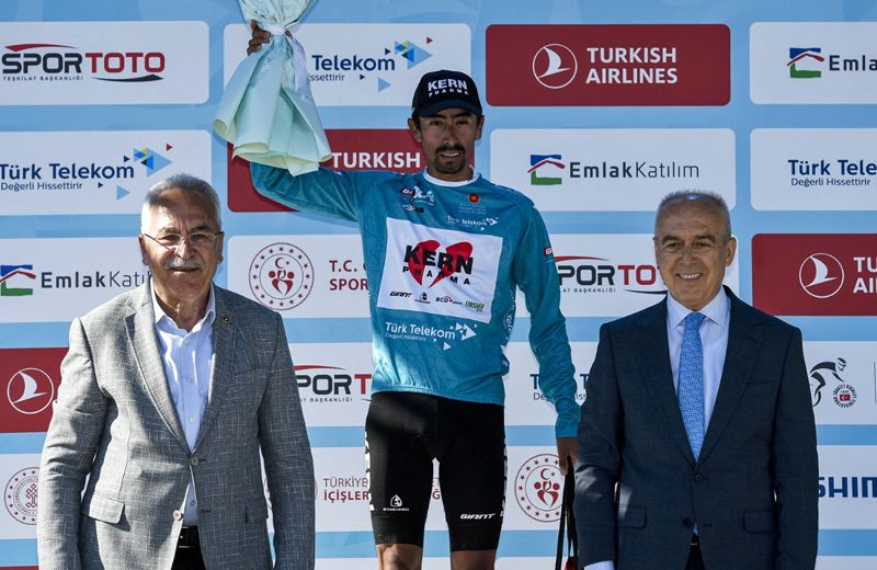 Iván Sosa vistiendo el maillot de líder de la Vuelta a Turquía