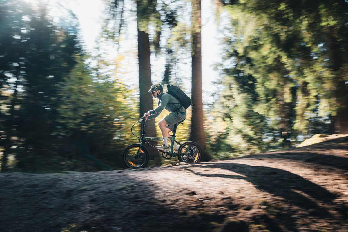 Dahon E-Hemingay por el bosque