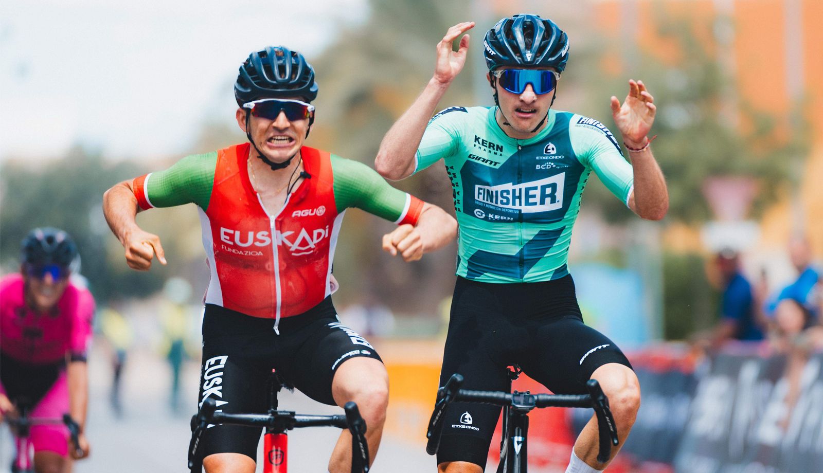 Imagen del final del Memorial Pascual Momparler 2025, en el que Samuel Fernández (Fundación Esukadi) superó por escaso margen a César Pérez (Finisher).