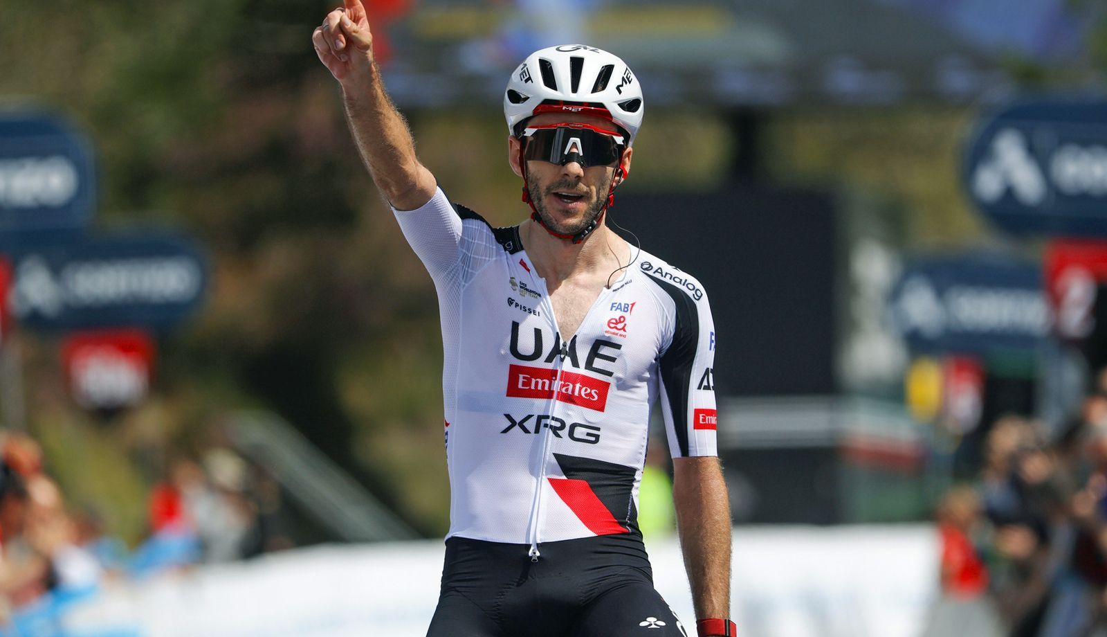 Adam Yates celebrando su victoria en Cabeza de Meda, que le dio el liderato en el reciente O Gran Camiño