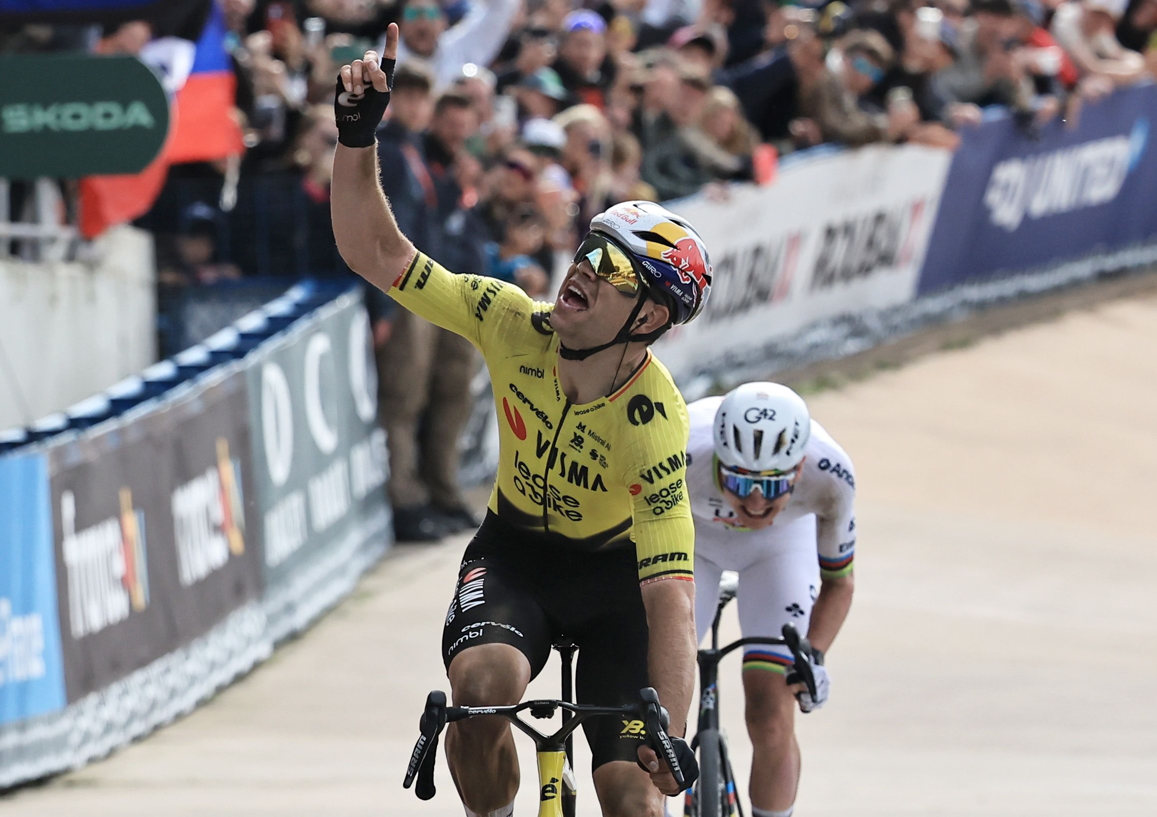Wout van Aert celebrando su victoria en la reciente París-Roubaix