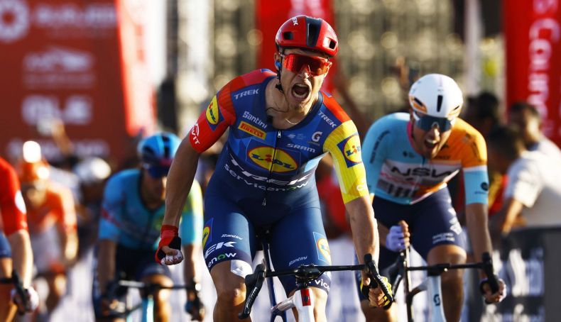 jonathan milan impone su autoridad al sprint en el uae tour 2 790x454