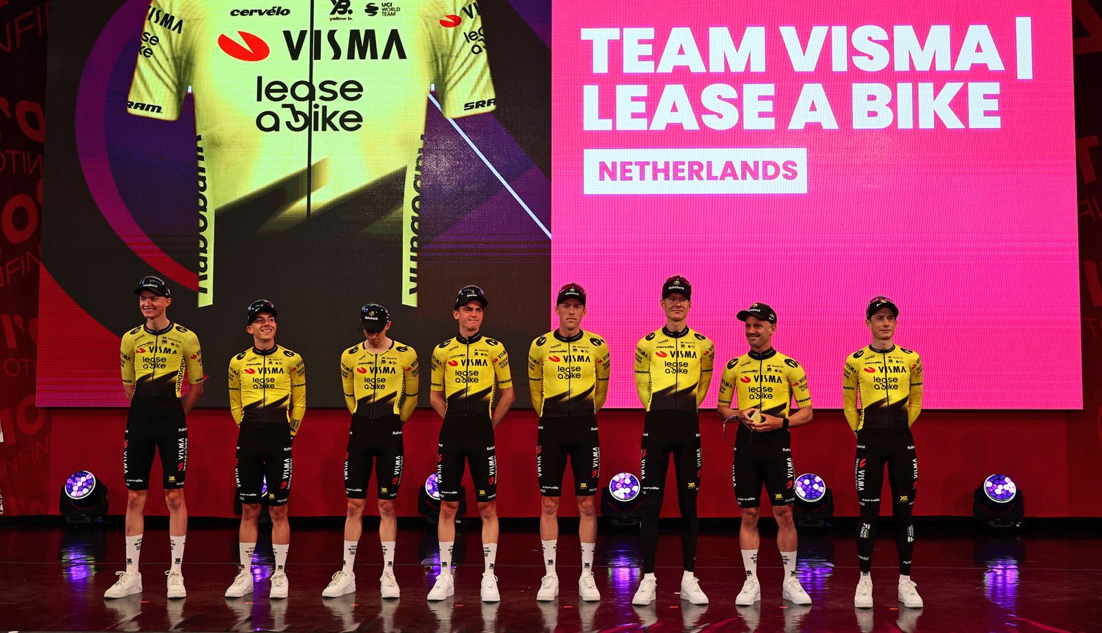 Los ciclistas del Visma Lease a Bike en la presentación oficial de equipos del Giro 2026