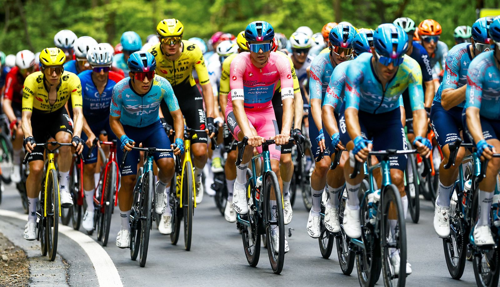 Guillermo Thomas Silva, en el centro del pelotón, llega a la primera jornada de descanso del Giro vestido con la maglia rosa.
