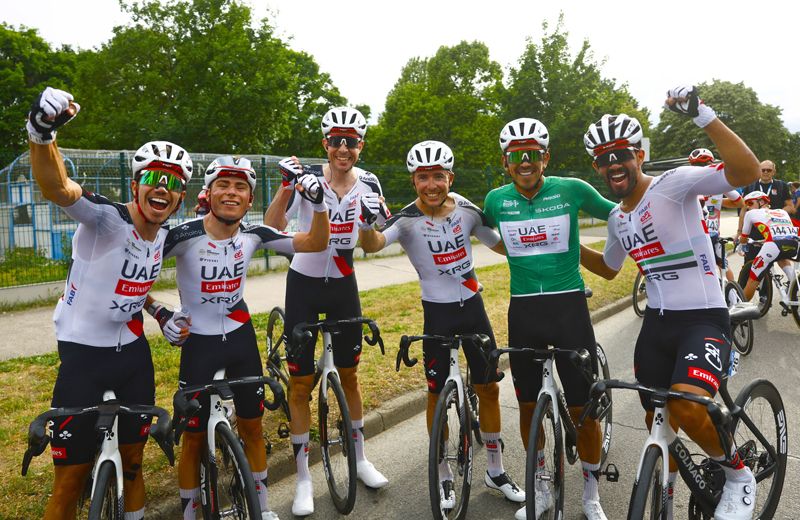 Los ciclistas del UAE festejando la victoria de Cosnefroy Los ciclistas del UAE festejando la victoria de Cosnefroy