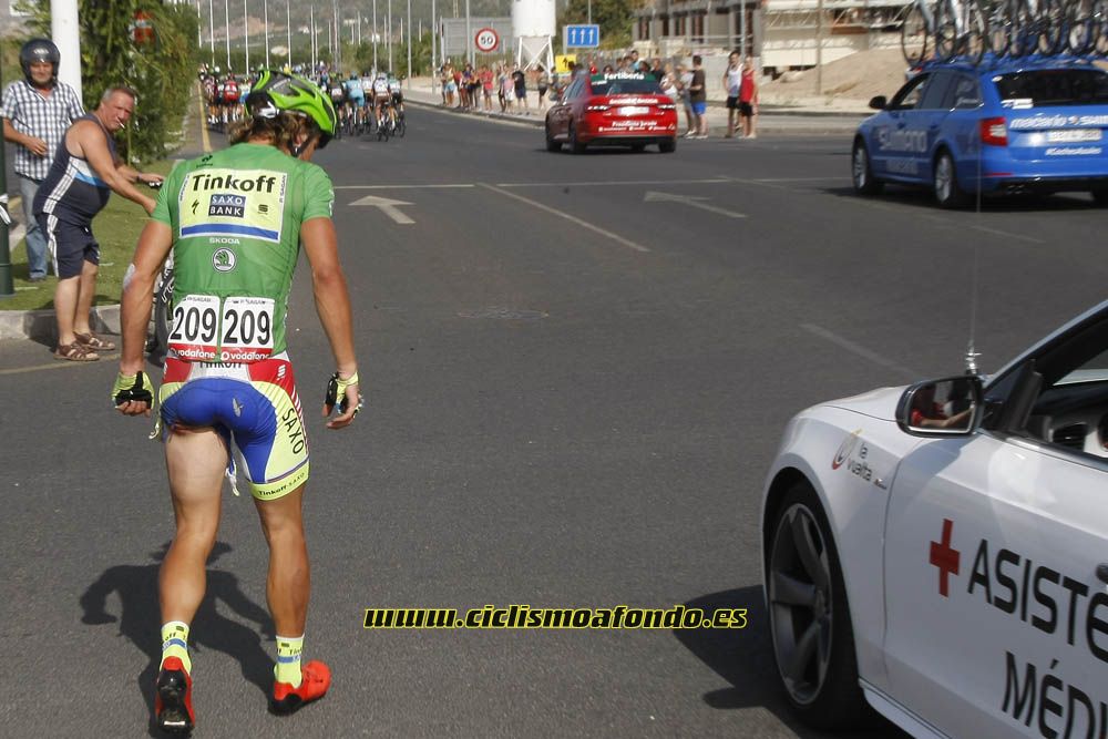 Imágenes del atropello a Peter Sagan en la Vuelta a España 2015