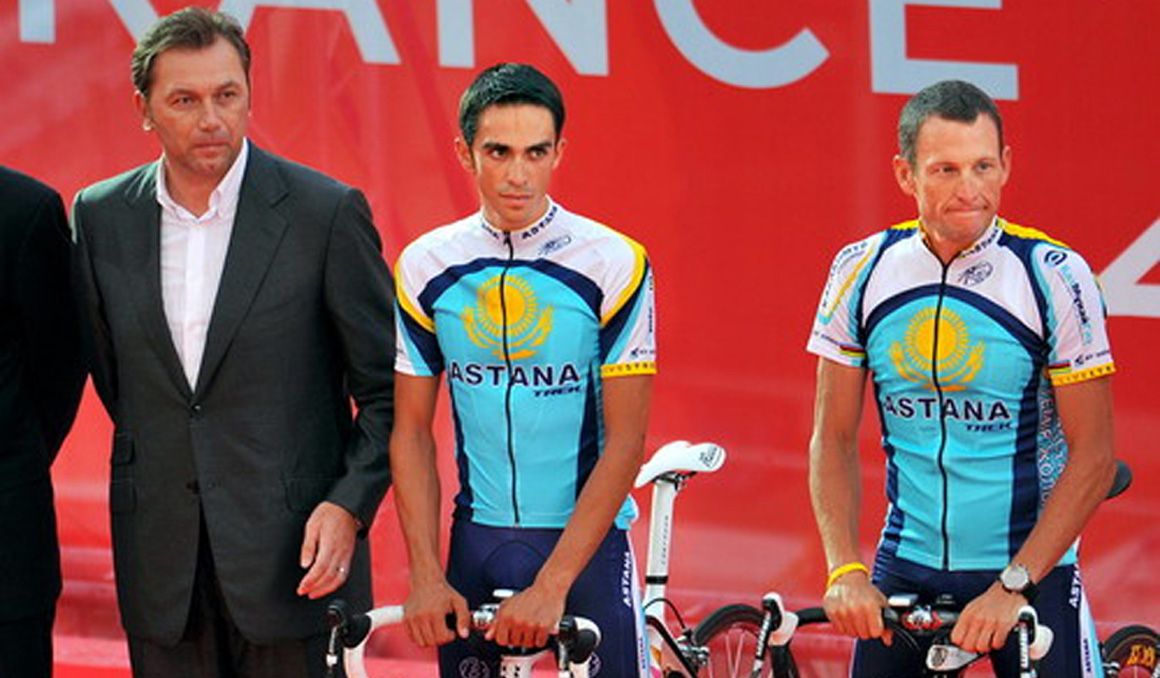 Johan Bruyneel junto a Contador y Armstrong en la presentación del polémico Tour 2009 