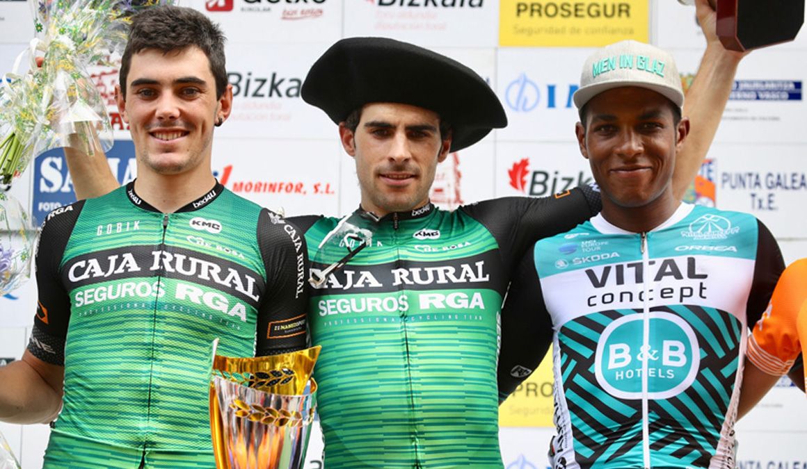 Alex Aranburu (izda), Jon Aberasturi (en el centro; ganador) y Lorrenzo Manzin (der), podio del Circuito de Getxo 2019. 