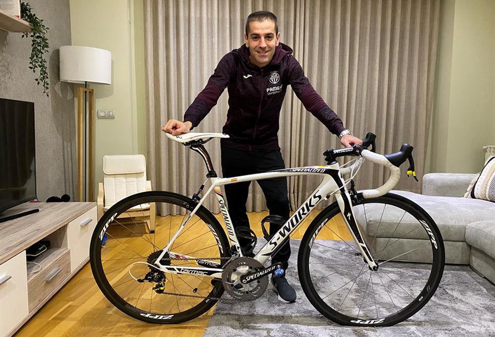 Rubén Peña con la Specialized S-Works que subastó Alberto Contador con fines solidarios