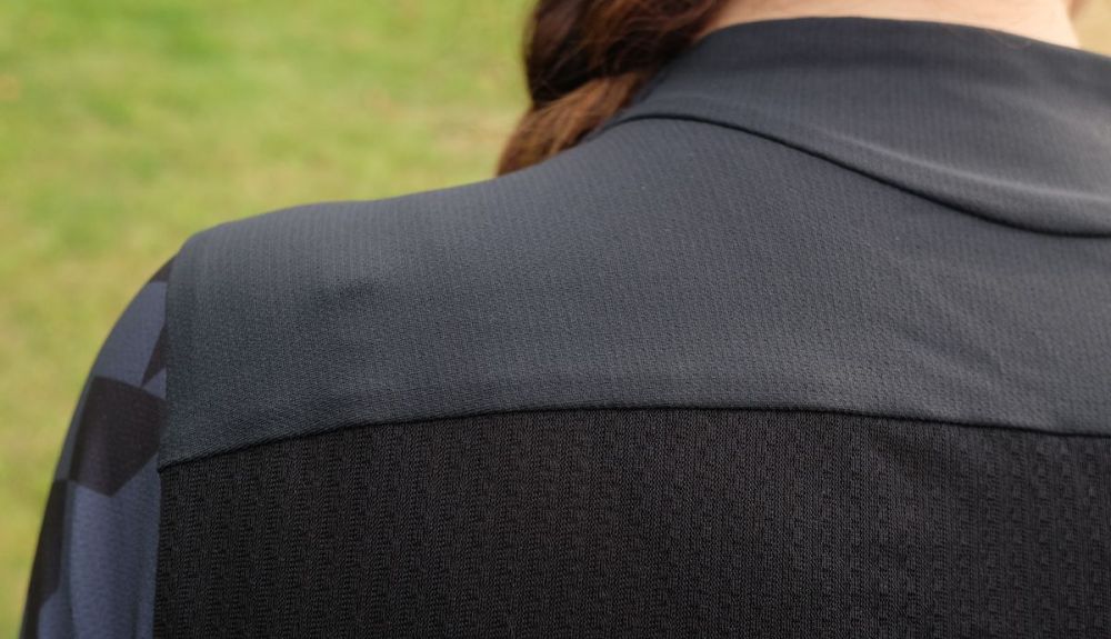 Detalle del cuello del maillot Dyora RS Detalle del cuello del maillot Dyora RS