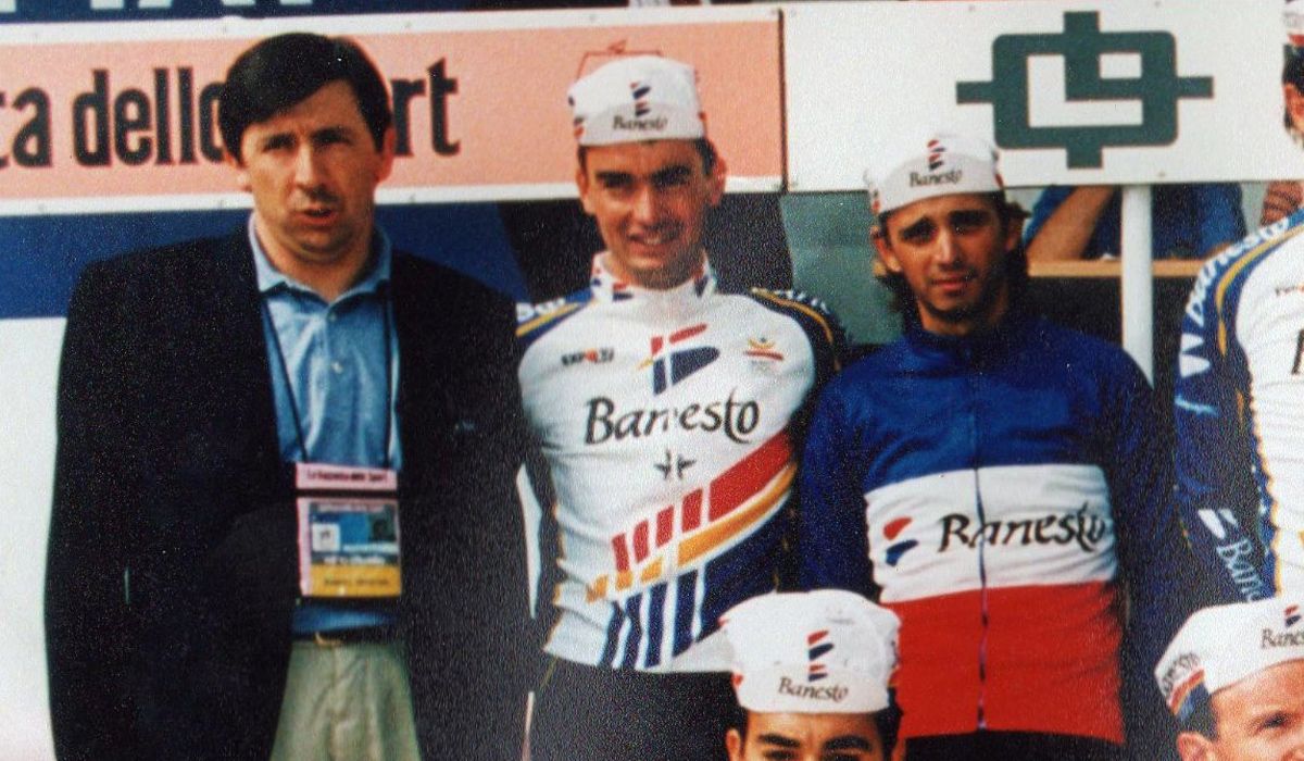 Fabrice Philipot, entre Eusebio Unzúe y Armand de las Cuevas, en una imagen del Giro 1992. Foto: @Movistar_Team