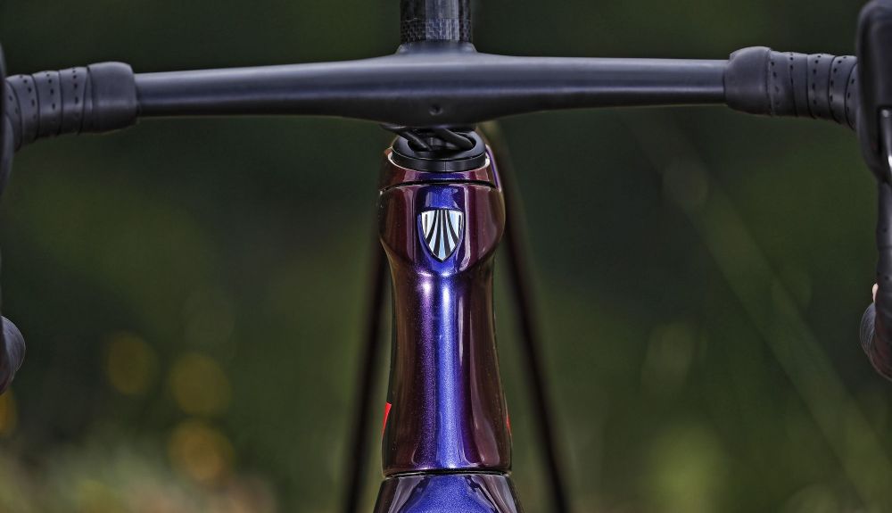 Los cables pasan por debajo del nuevo manillar Bontrager Aeolus RSL Los cables pasan por debajo del nuevo manillar Bontrager Aeolus RSL