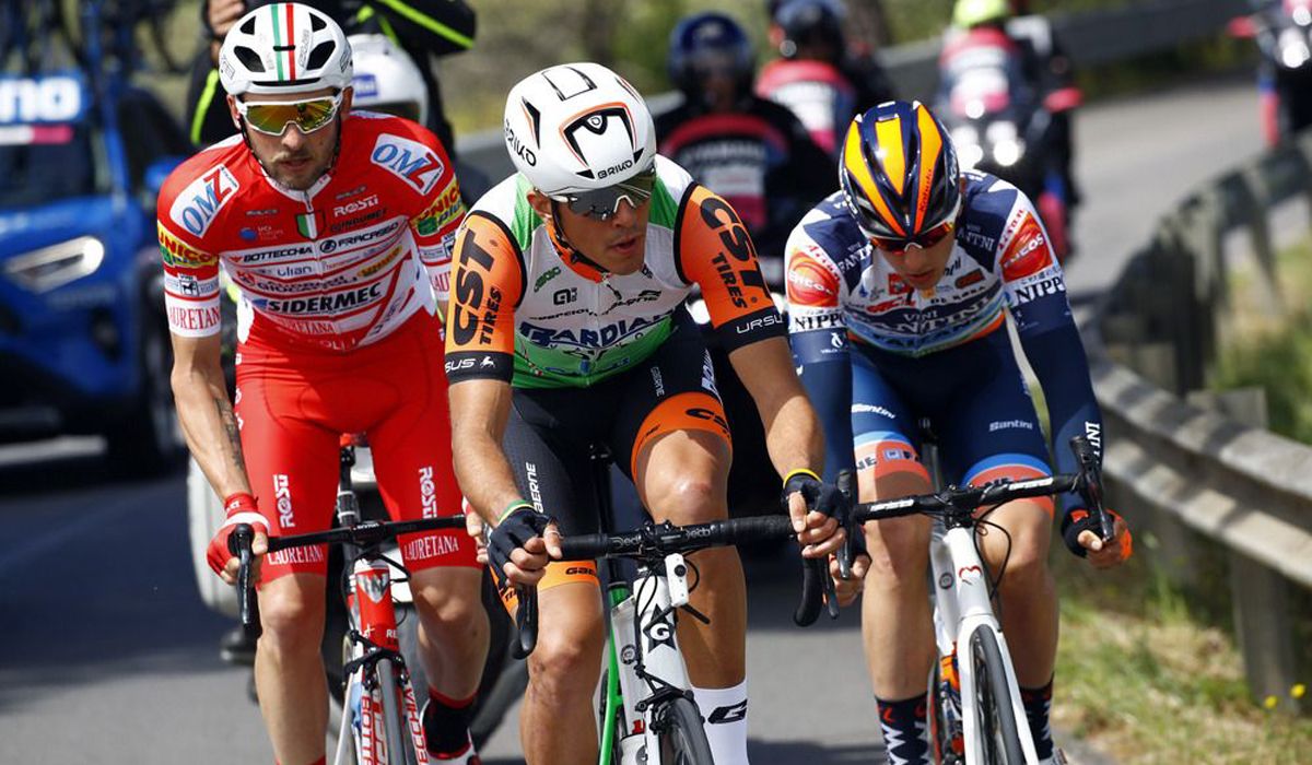 Una imagen del Giro 2019, con ciclistas del Androni y del Bardiani en fuga. 