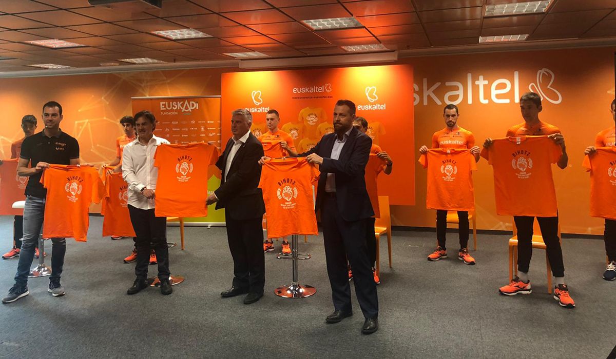 Euskaltel-Euskadi presenta su calendario 2020 y la camiseta de la Marea Naranja para aficionados