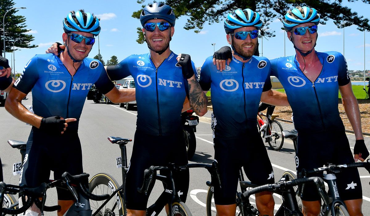 Ryan Gibbons y sus compañeros del NTT Pro Cycling Team, en el último Tour Down Under