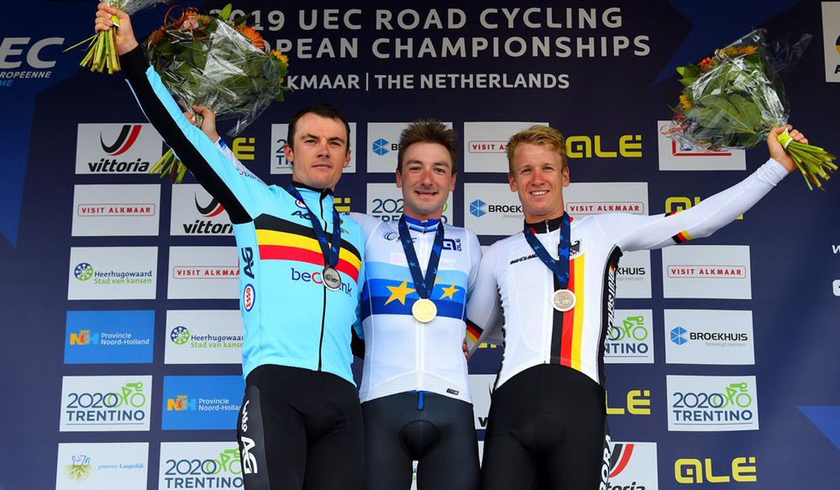 Podio del Campeoanto de Europa en ruta élite 2019, con Elia Viviani escoltado por el belga Yves Lampaert y el alemán Pascal Ackermann. 