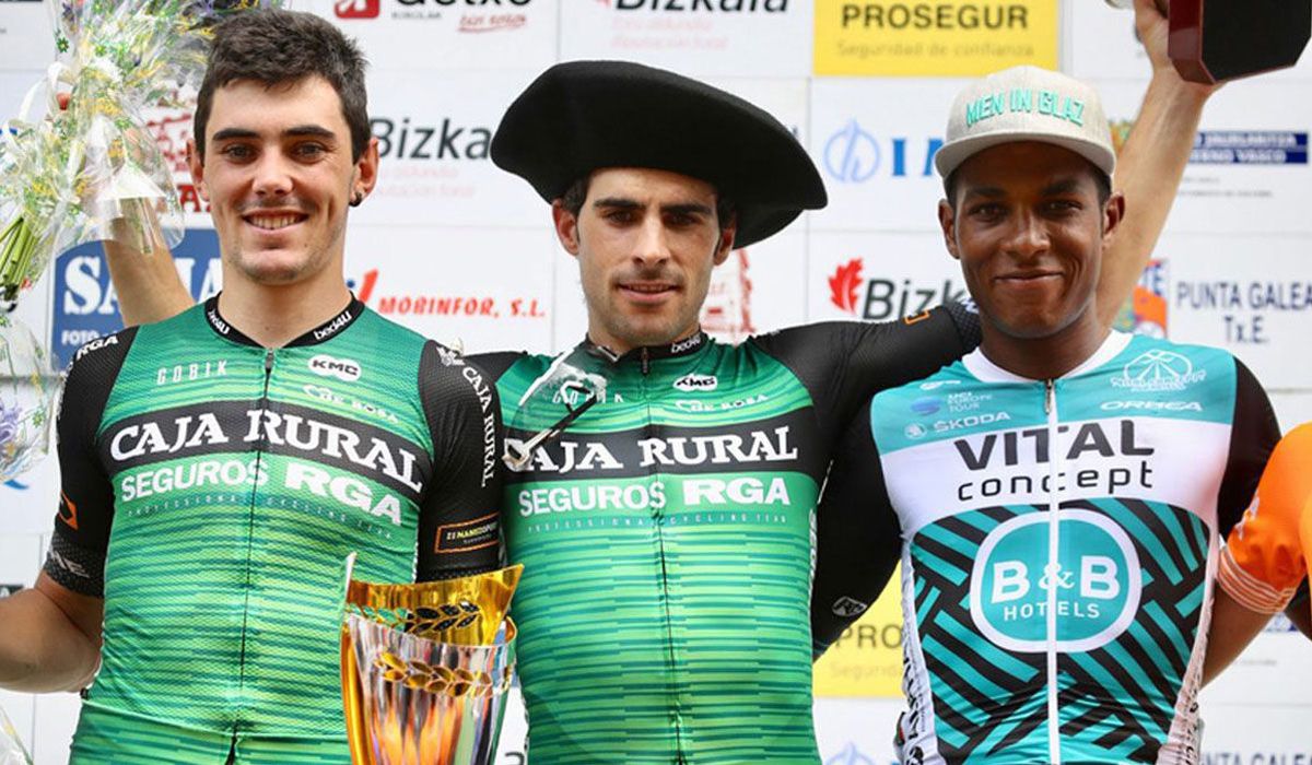 Podio de la última edición del Circuito de Getxo (2019), con Jon Aberasturi, ganador, flanqueado por Alex Aranburu y Lorrenzo Manzin. Foto: Photo Gomez Sport.