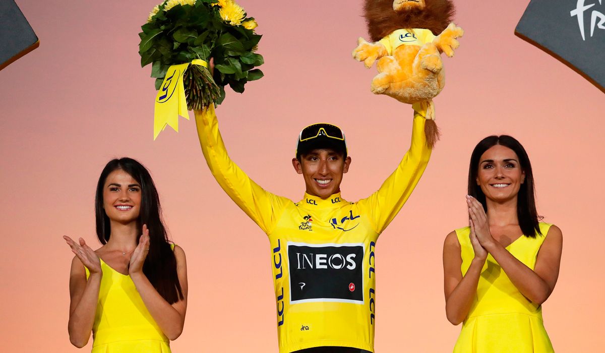 Egan Bernal, en lo más alto del podio del Tour 2019. Foto: Guillaume Horcajuelo (EFE)