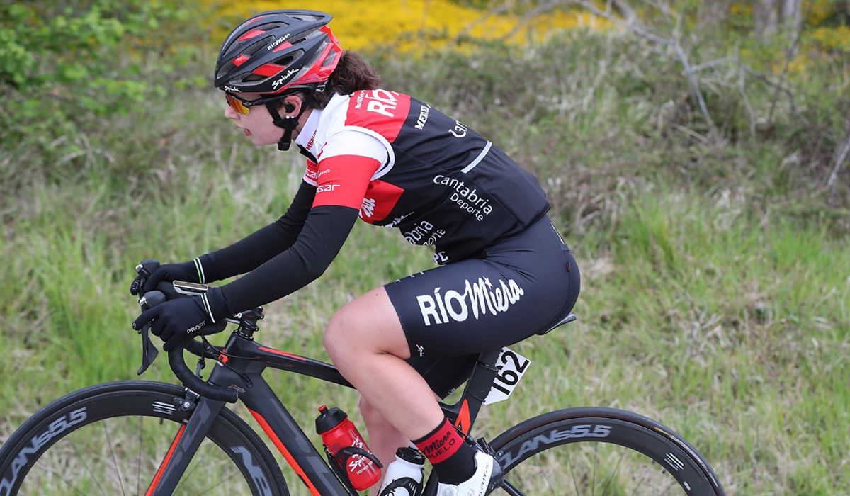 Paula Díaz en una carrera con el Rio Miera - Cantabria Deporte