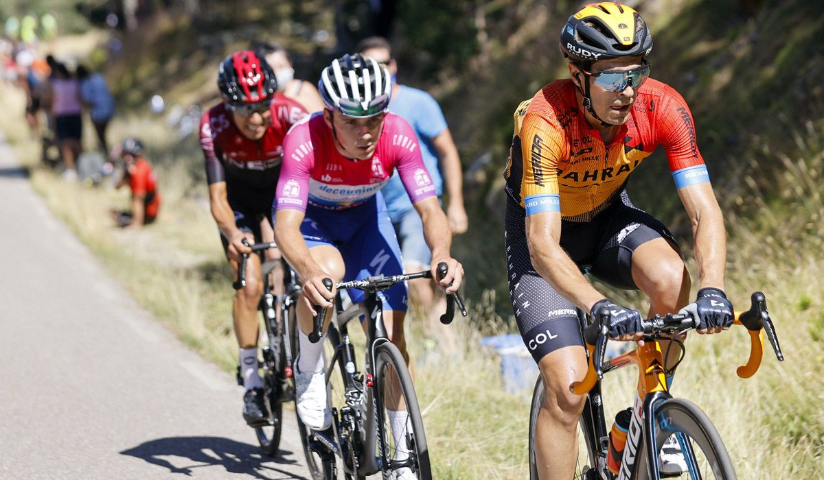 Landa, seguido de Evenepoel y Sosa, en las Lagunas de Neila