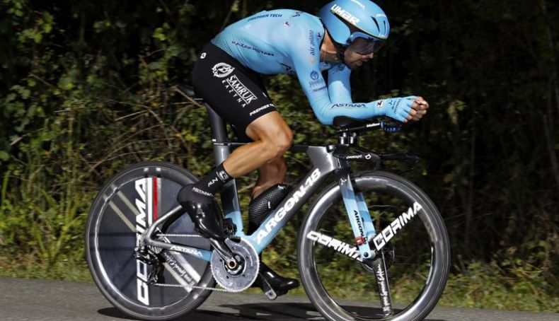Dario Cataldo, en una contrarreloj con Astana Dario Cataldo, en una contrarreloj con Astana