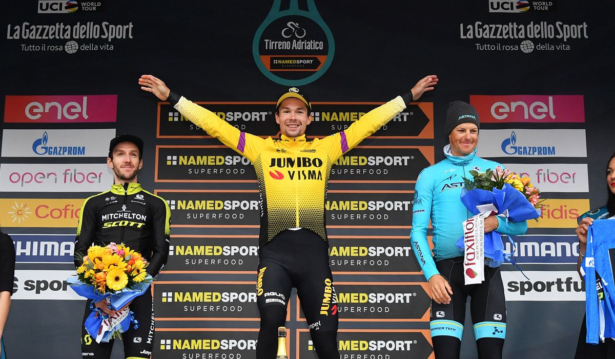 Podium Tirreno Adriatico 2019, Roglic flanqueado por Adam Yates y Jakob Fuglsang