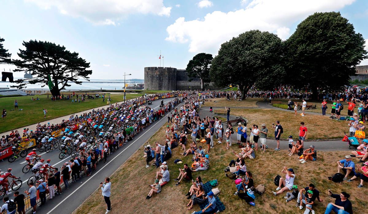 Vista del pelotón en la ciudad francesa de Brest en el Tour de 2018