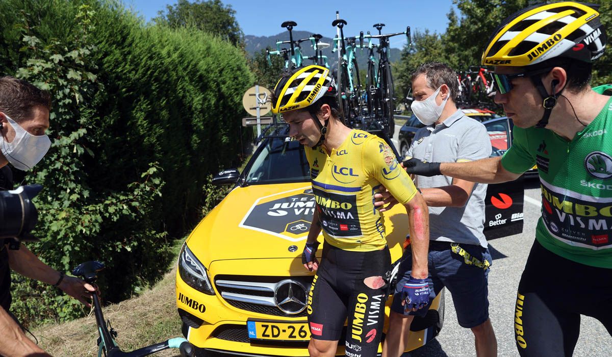 Roglic, tras su caída de ayer, ayudado por Van Aert y asistentes del equipo