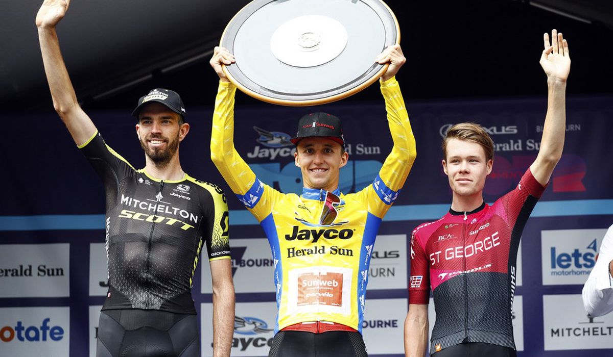 Podio del Jayco Herald Sun Tour 2020, ganado por el australiano Jai Hindley, del Team Sunweb.