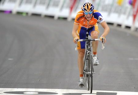 16º etapa. Denis Menchov se sume en el silencio de la Bonette