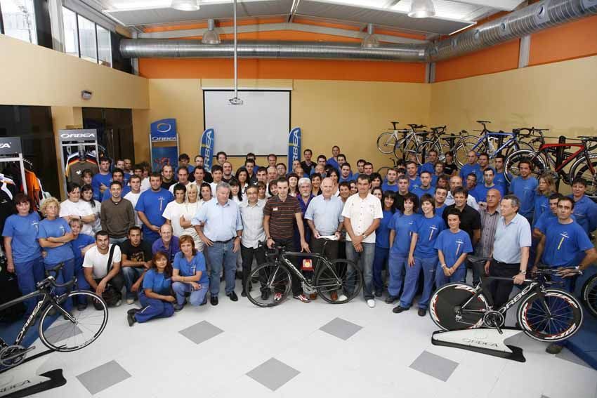 Samuel Sánchez visita la fábrica de Mallabia
