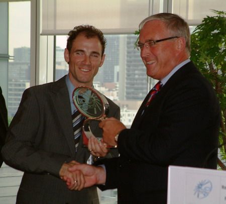 Valverde recibe el premio de ganador del UCI PRO Tour