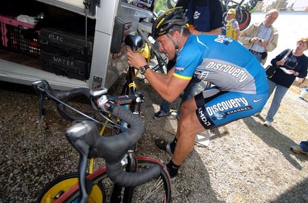 Armstrong le guiña el ojo a la UCI y al Tour de Francia