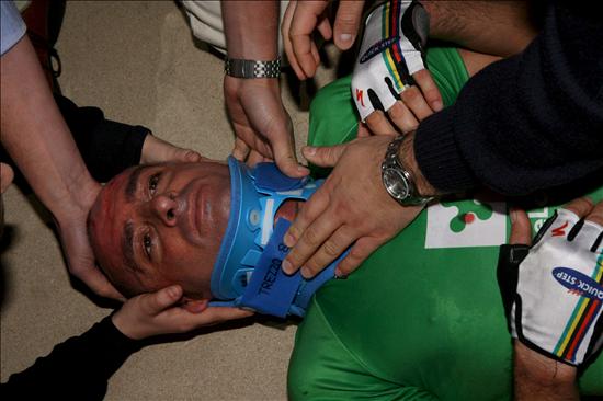 Fuerte caída de Bettini. El vídeo del accidente