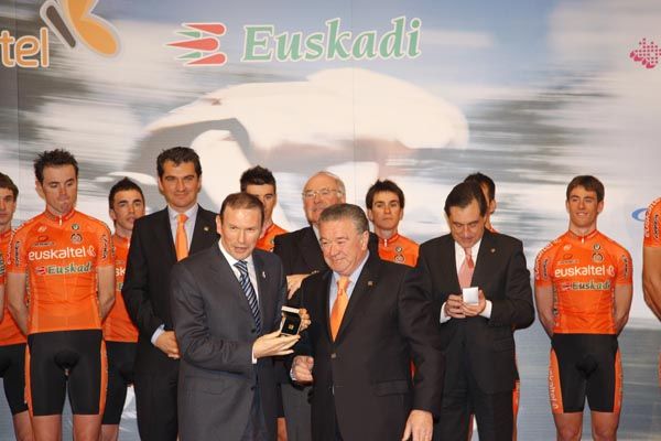 Presentación Euskaltel-Euskadi: Ante la tormenta, naranja