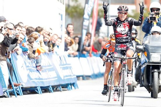 1ª etapa Vuelta a Asturias: Glen Chadwick vence en Llanes