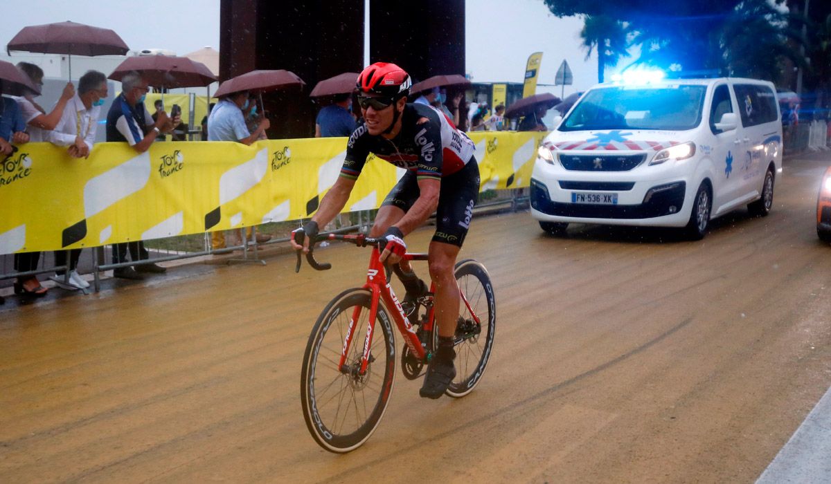 El belga llegó a 11 minutos del ganador de la etapa, Kristoff, con la rodilla malherida