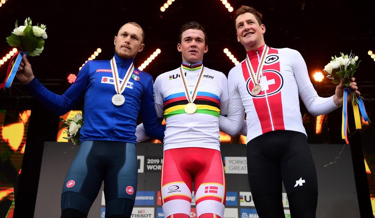 Podio del Mundial 2019, con Mads Pedersen -campeón mundial- Matteo Trentin y Stefan Küng