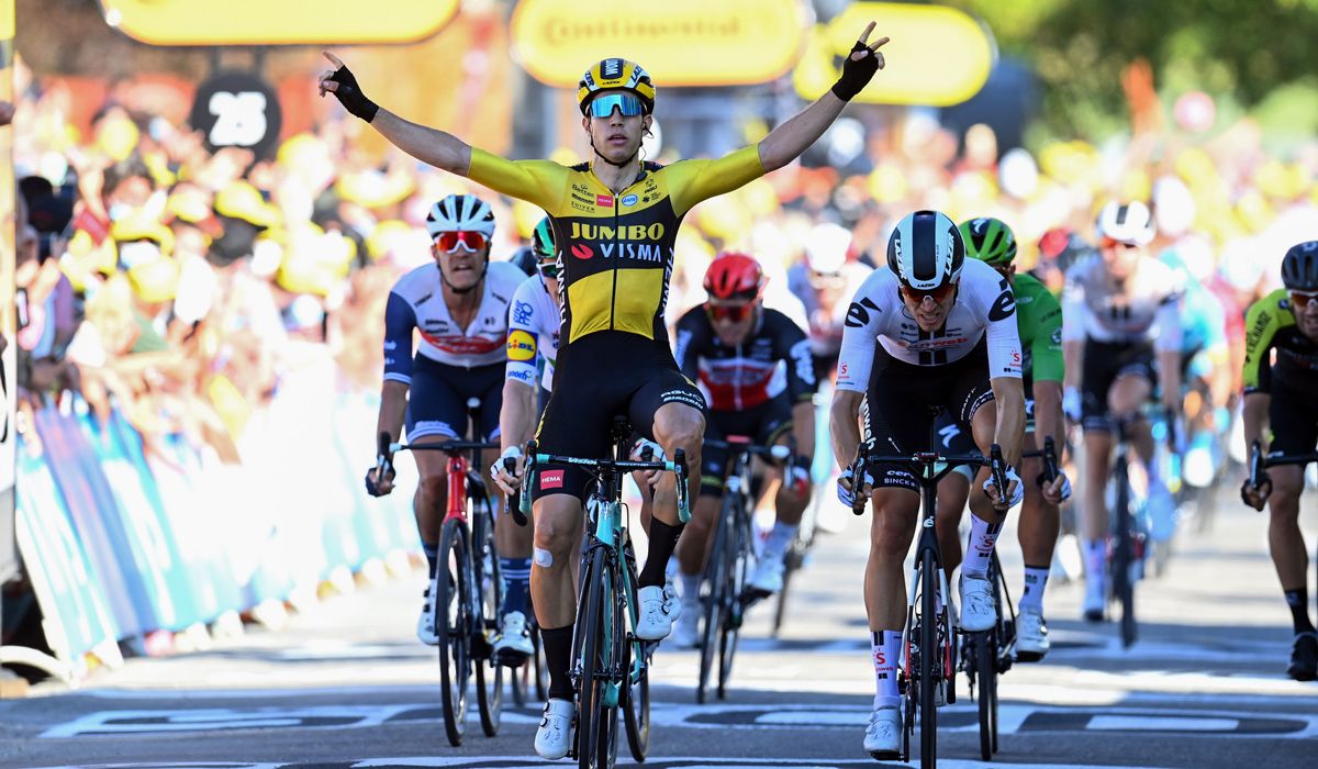 Van Aert gana al sprint tras una etapa soporífera; Adam Yates, nuevo líder