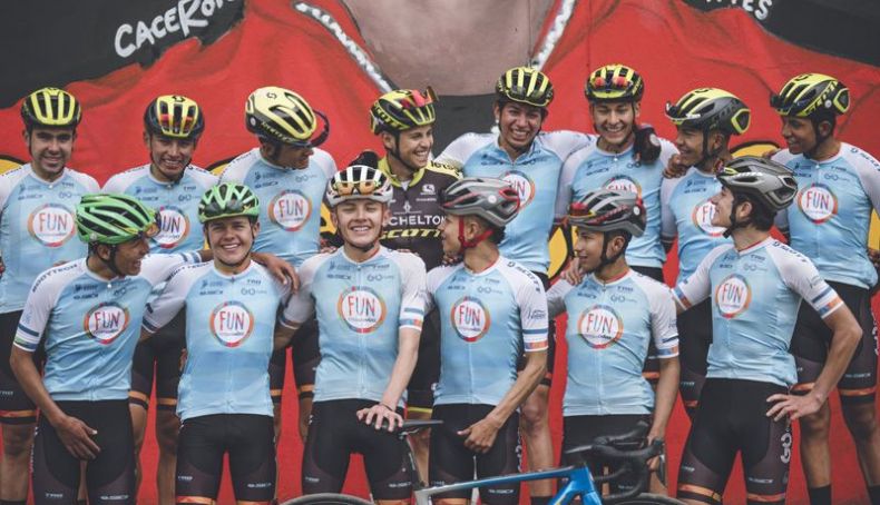 Chaves, con los miembros del equipo de su fundación Chaves, con los miembros del equipo de su fundación