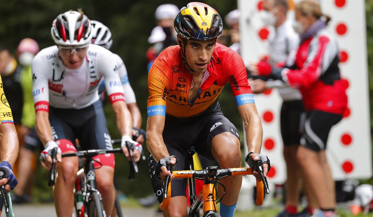 Mikel Landa en el Marie Blanque, seguido del ganador de la etapa, Tadej Pogacar