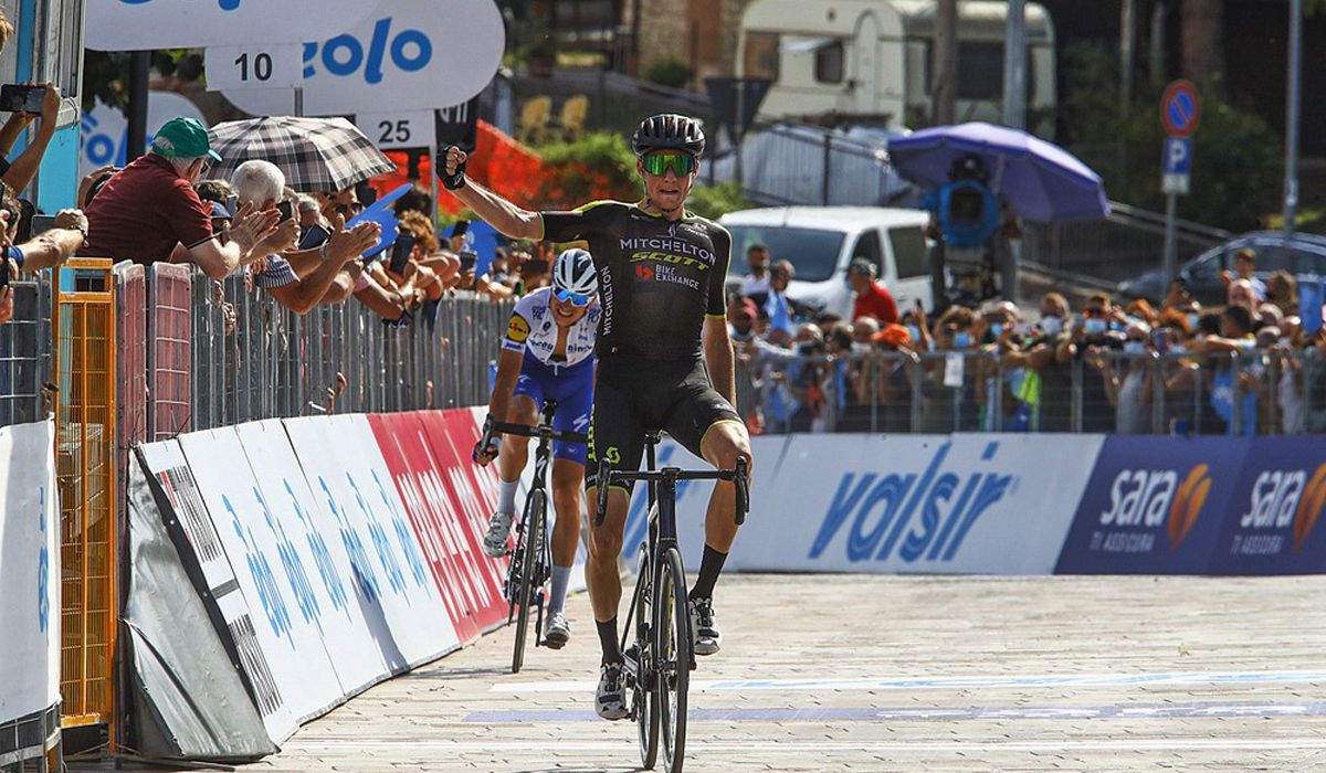 Tirreno-Adriático: Lucas Hamilton gana en Cascia; Woods, sólido líder