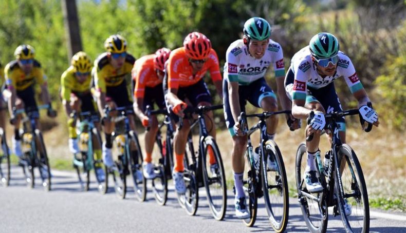 Bora Hansgrohe y CCC se encargaron de dejar fuera de combate a Bennett e Ewan Bora Hansgrohe y CCC se encargaron de dejar fuera de combate a Bennett e Ewan