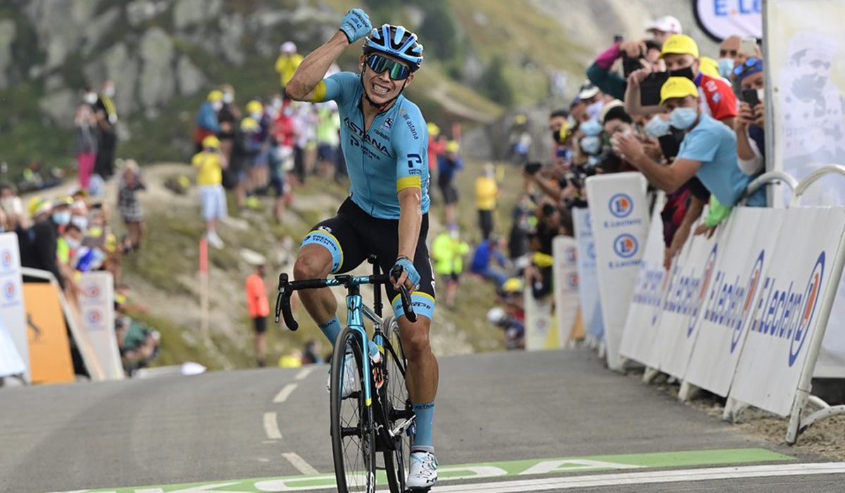 El colombiano Supermán López gana en el Col de la Loze y asalta el podio. Foto: Bettini Photo