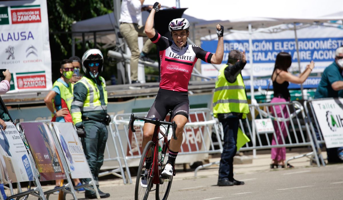 Raúl García Pierna celebra su victoria de etapa en la Vuelta a Zamora Foto: Álvaro García Herrero