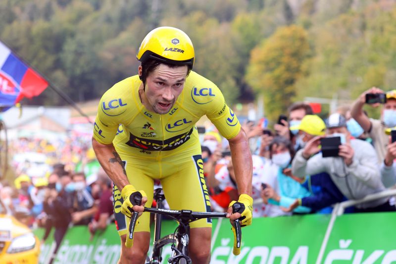 Roglic, a pocos metros de cruzar la meta Roglic, a pocos metros de cruzar la meta