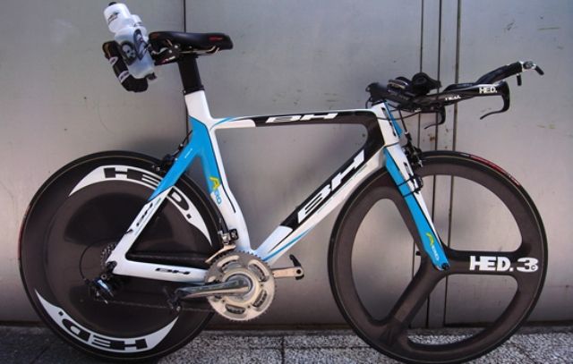 Eneko Llanos ya vuela sobre la nueva AERO